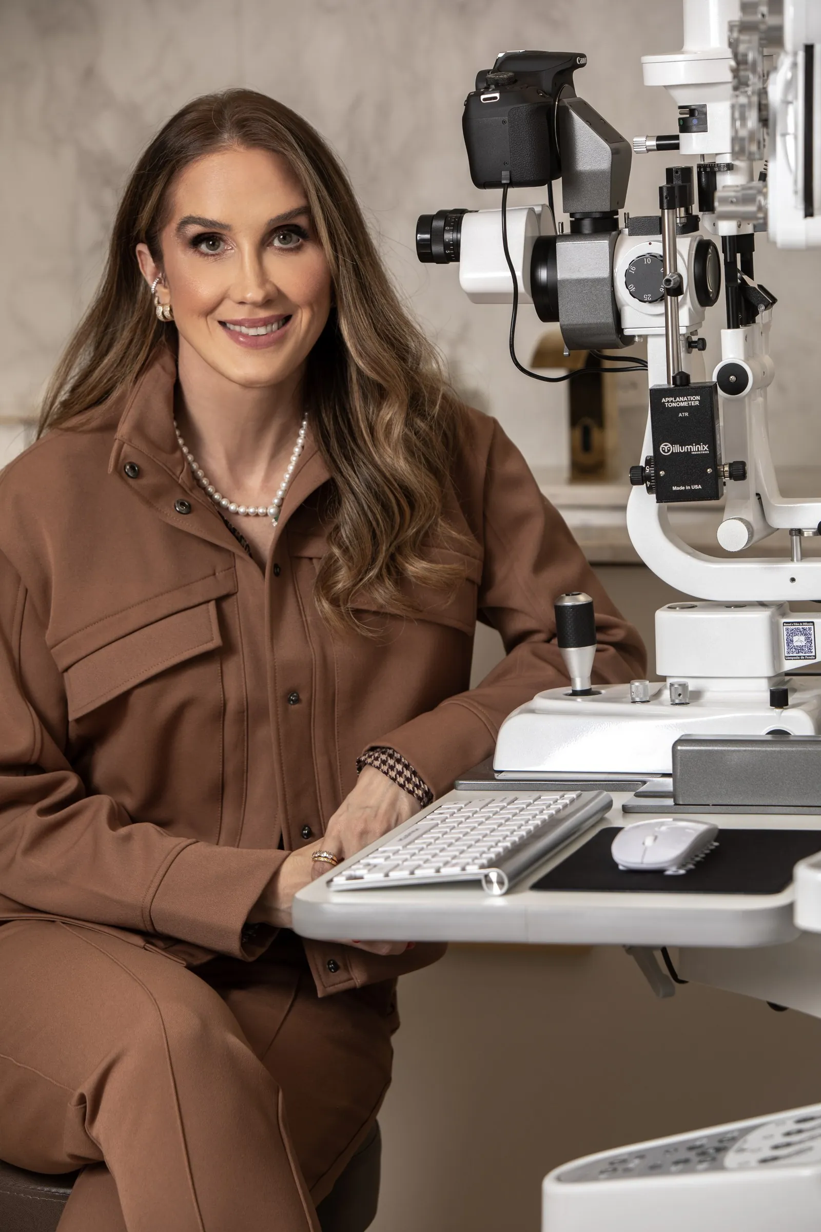 Dra. Mara Barreto Theiss no equipamento de exame