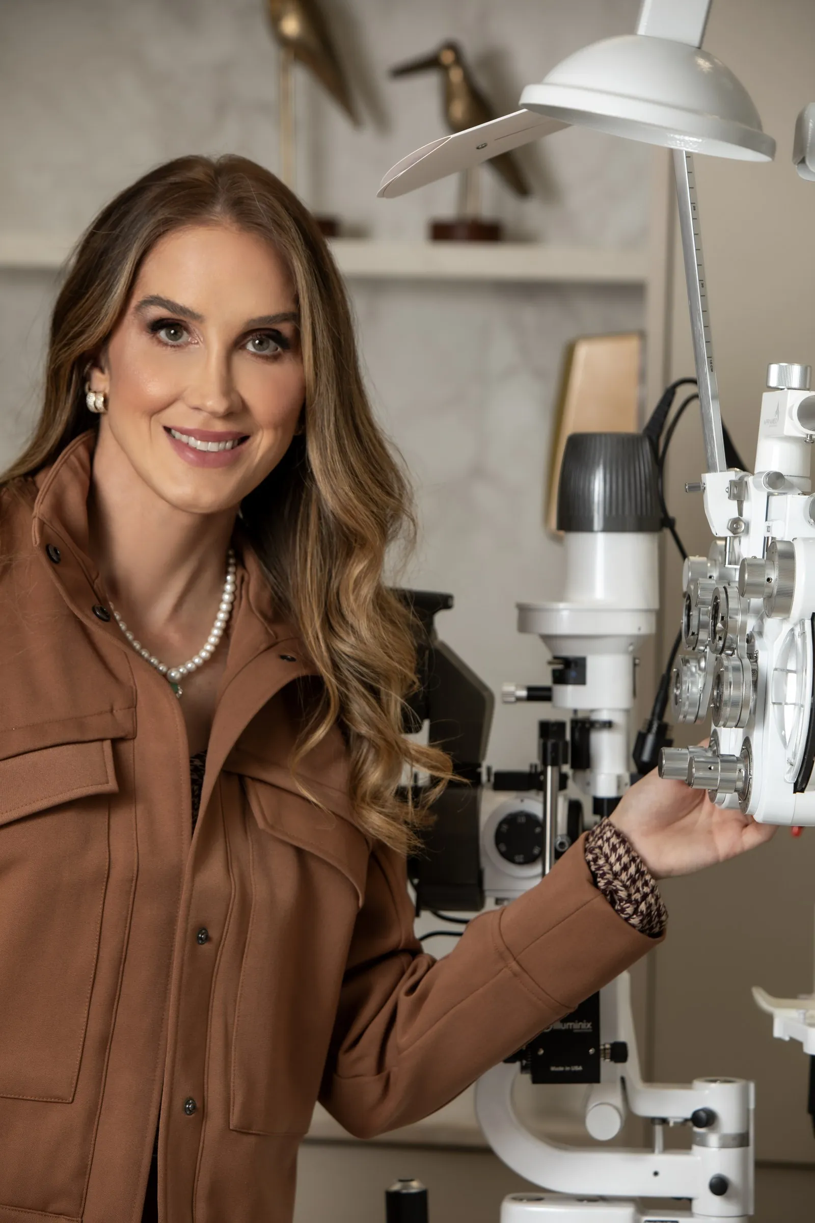 Dra. Mara Barreto Theiss ao lado do equipamento de exame