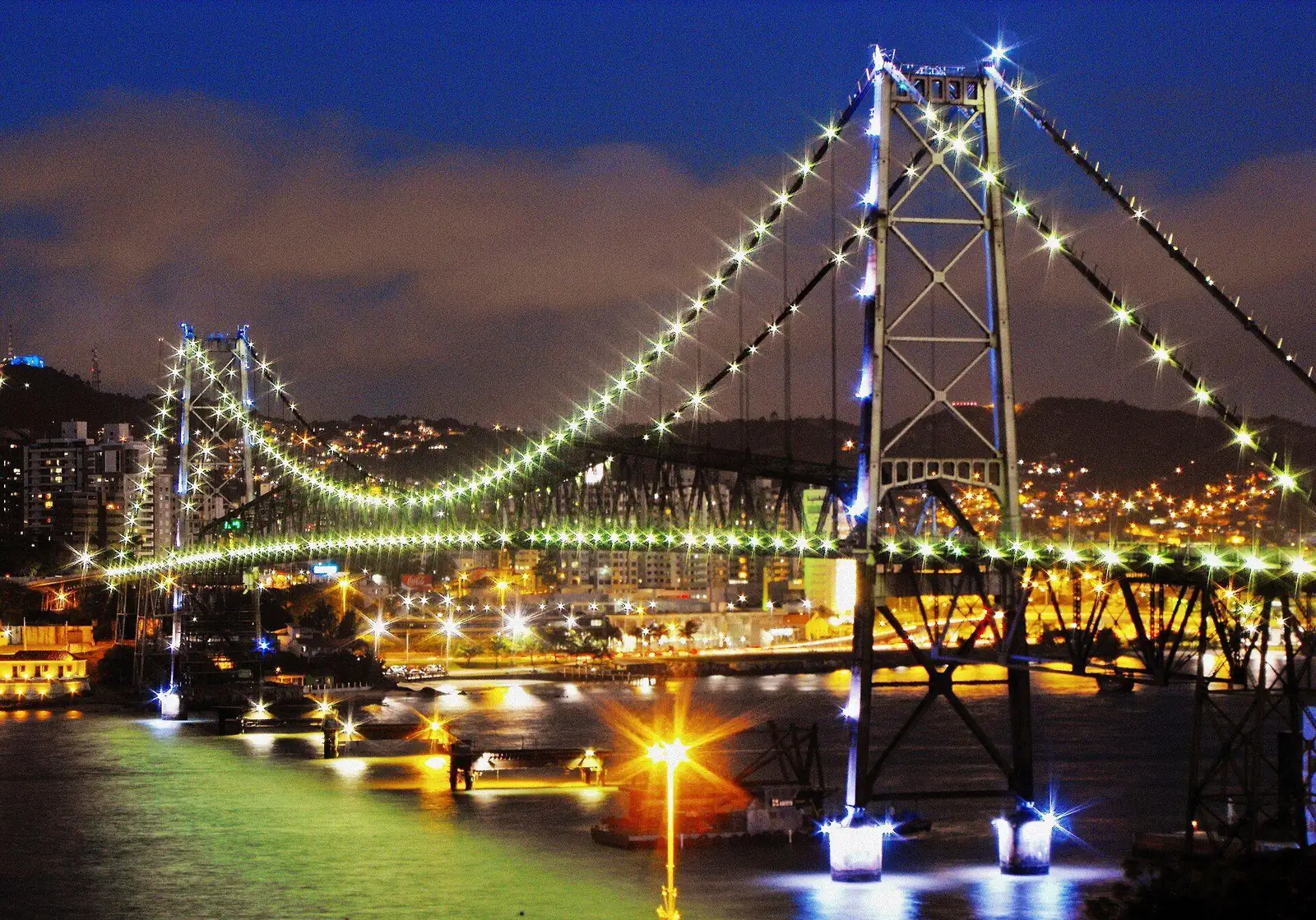 Ponte Hercílio Luz iluminada à noite, em Florianópolis